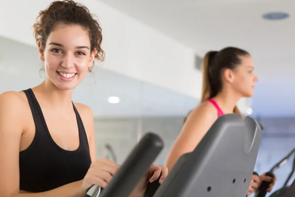 Kvinna på gymmet — Stockfoto