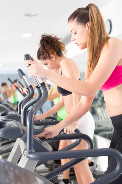 Mujer en el gimnasio — Foto de Stock