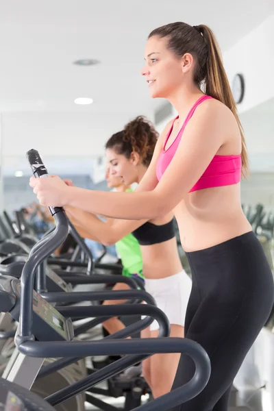 Kvinna på gymmet — Stockfoto