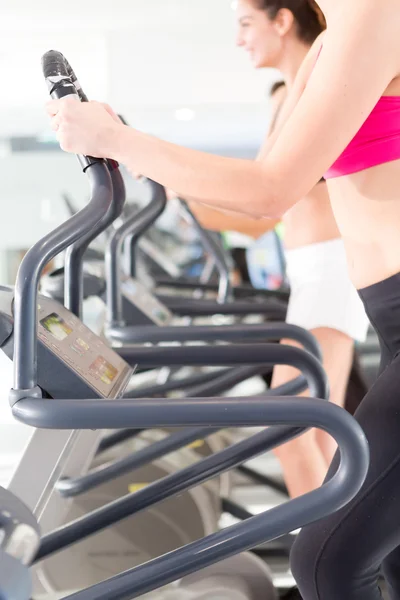 Mujer en el gimnasio — Foto de Stock