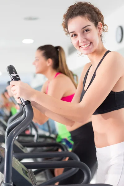 Kvinna på gymmet — Stockfoto