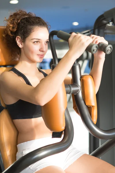 Kvinna på gymmet — Stockfoto