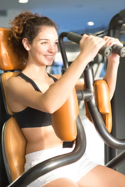 Femme au gymnase — Photo