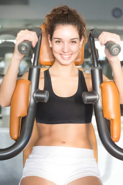 Kvinna på gymmet — Stockfoto