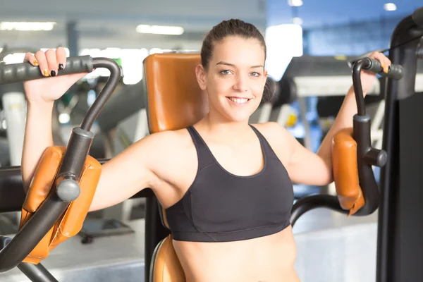 Kvinna på gymmet — Stockfoto