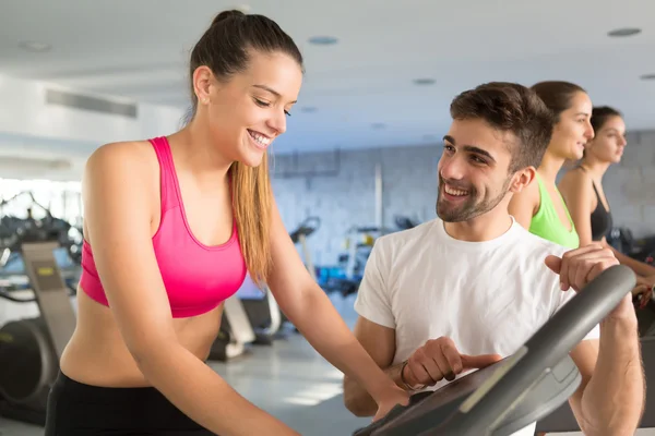 Vrouw in de sportschool — Stockfoto