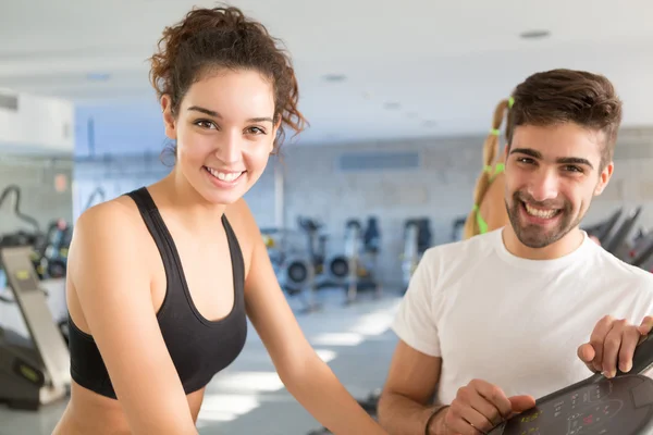 Vrouw in de sportschool — Stockfoto