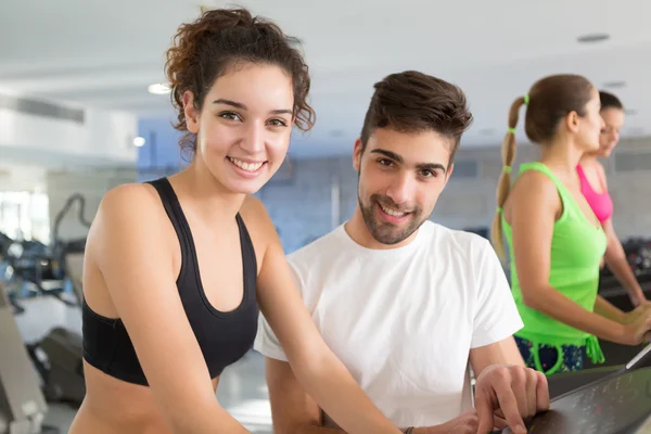 Femme au gymnase — Photo