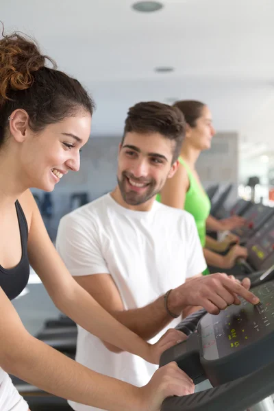 Vrouw in de sportschool — Stockfoto