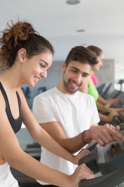 Vrouw in de sportschool — Stockfoto