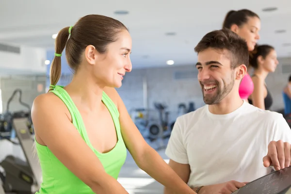 Kvinna på gymmet — Stockfoto