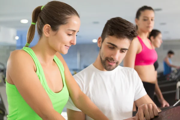 Vrouw in de sportschool — Stockfoto