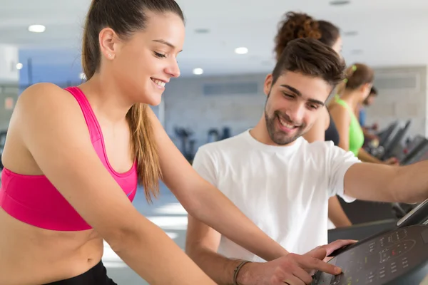 Mujer en el gimnasio — Foto de Stock