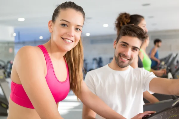 Vrouw in de sportschool — Stockfoto