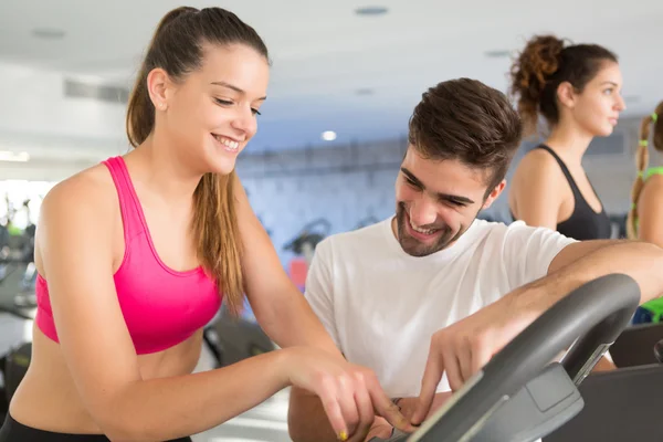 Kvinna på gymmet — Stockfoto