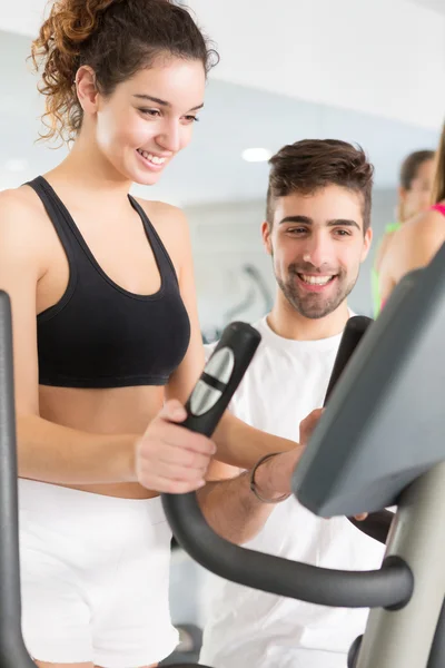 Vrouw in de sportschool — Stockfoto