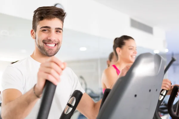 Man op de sportschool — Stockfoto