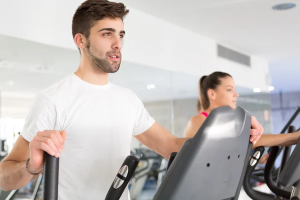 Man op de sportschool — Stockfoto