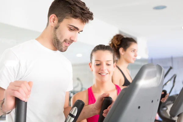 Man op de sportschool — Stockfoto