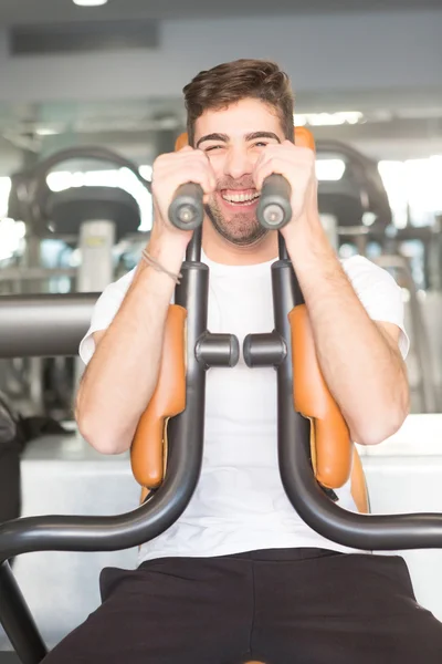 Man op de sportschool — Stockfoto