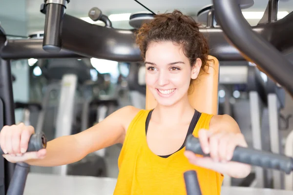 Spor salonunda kadın — Stok fotoğraf