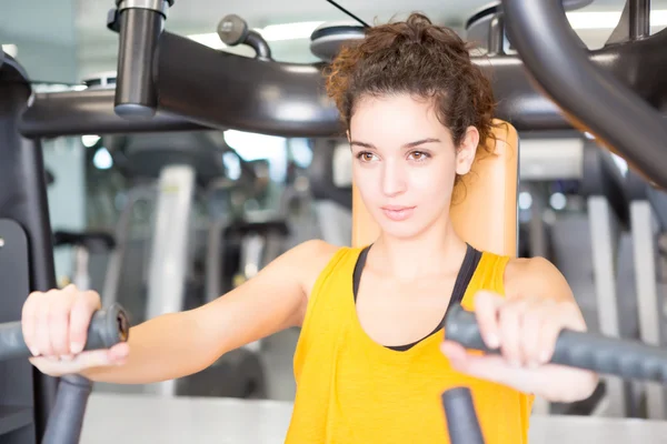 Vrouw in de sportschool — Stockfoto