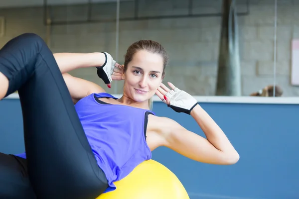 Vrouw in de sportschool — Stockfoto