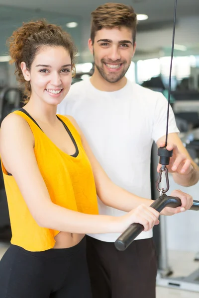 Vrouw in de sportschool — Stockfoto