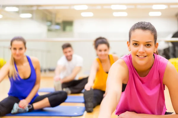 Gente en el gimnasio — Foto de Stock