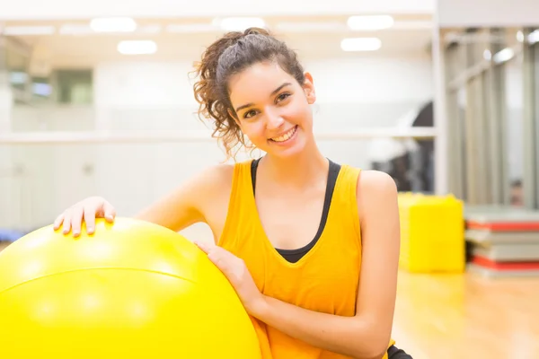 Femme au gymnase — Photo