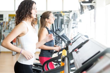 spor salonunda kadın