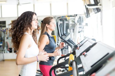 spor salonunda kadın