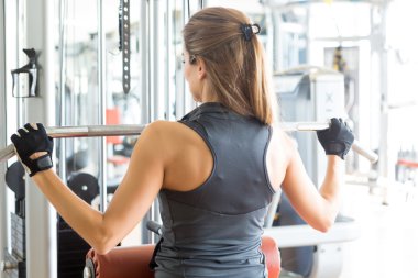 spor salonunda kadın