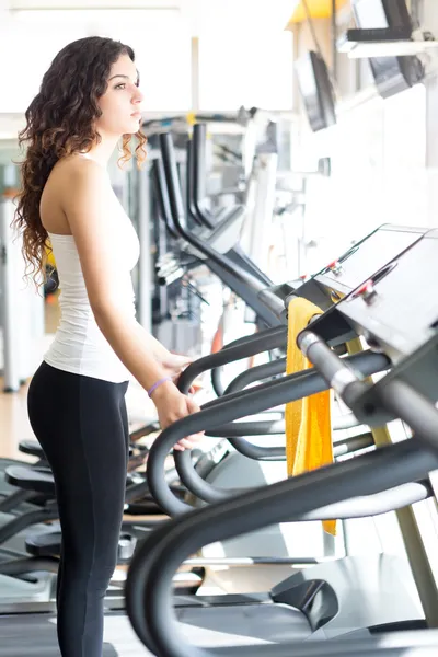 Femme au gymnase — Photo