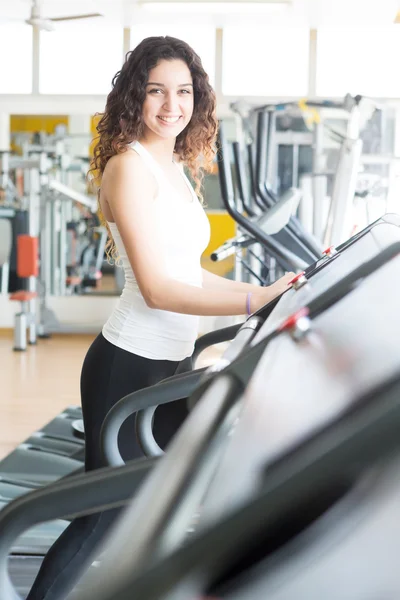 Femme au gymnase — Photo