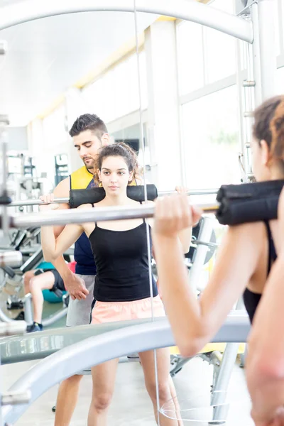 Frau im Fitnessstudio — Stockfoto