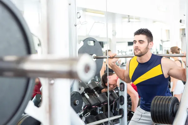 Mannen på gymmet — Stockfoto