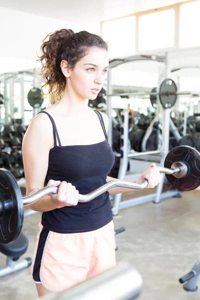 Vrouw in de sportschool — Stockfoto