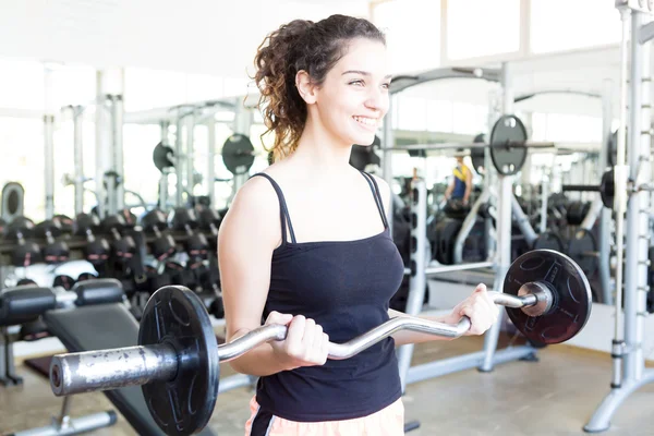 Frau im Fitnessstudio — Stockfoto