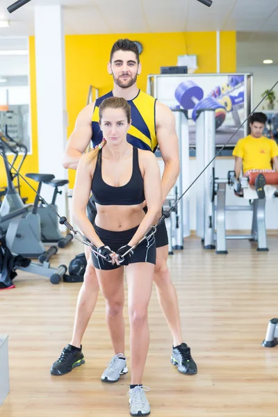 Vrouw in de sportschool — Stockfoto