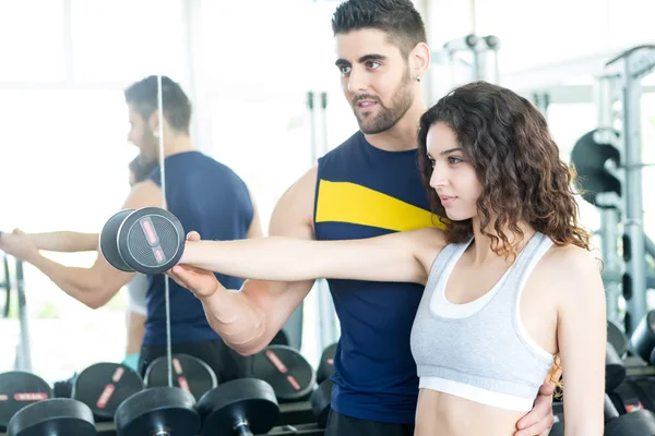 Frau im Fitnessstudio — Stockfoto