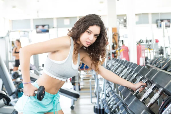 Vrouw in de sportschool — Stockfoto