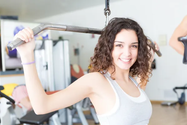 Vrouw in de sportschool — Stockfoto