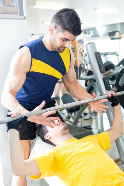 Man op de sportschool — Stockfoto