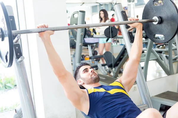 Man op de sportschool — Stockfoto