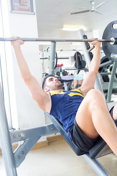 Man op de sportschool — Stockfoto