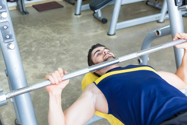 Man op de sportschool — Stockfoto