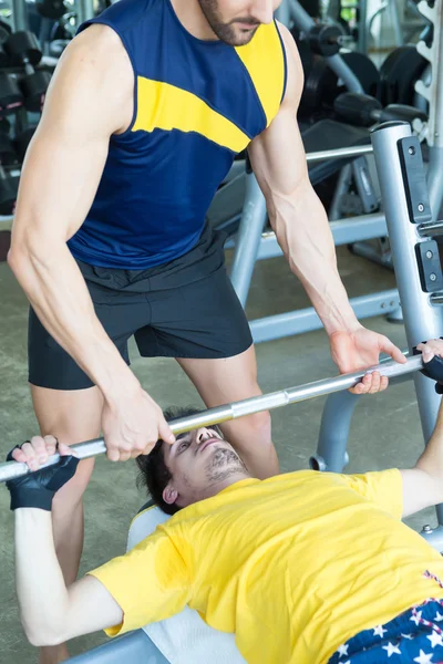 Man op de sportschool — Stockfoto