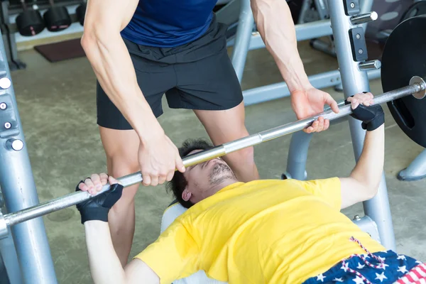 Man op de sportschool — Stockfoto