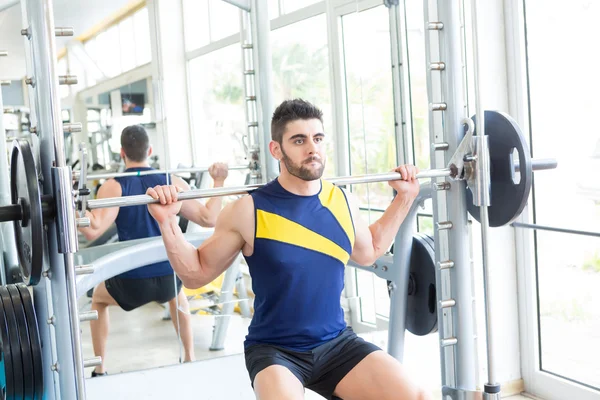 Man op de sportschool — Stockfoto